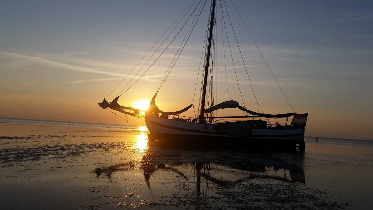 Tjalkjacht Pelikaan Volendam Hotel ภายนอก รูปภาพ